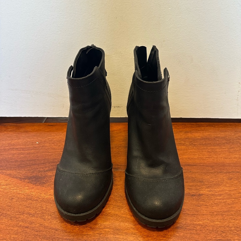 Levi's Sleek Black Ankle Booties - Picture 3 of 6